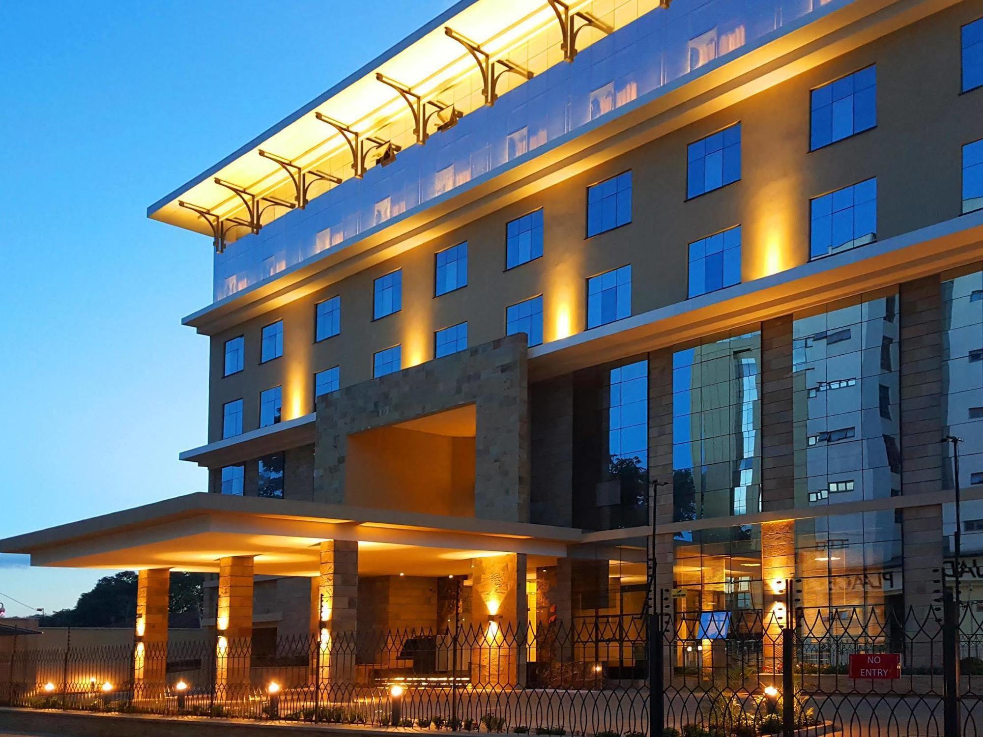 Doubletree By Hilton Nairobi Exterior foto